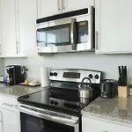 Luxury Downtown Apartment With Balcony!