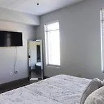 Luxury Downtown Apartment With Balcony!