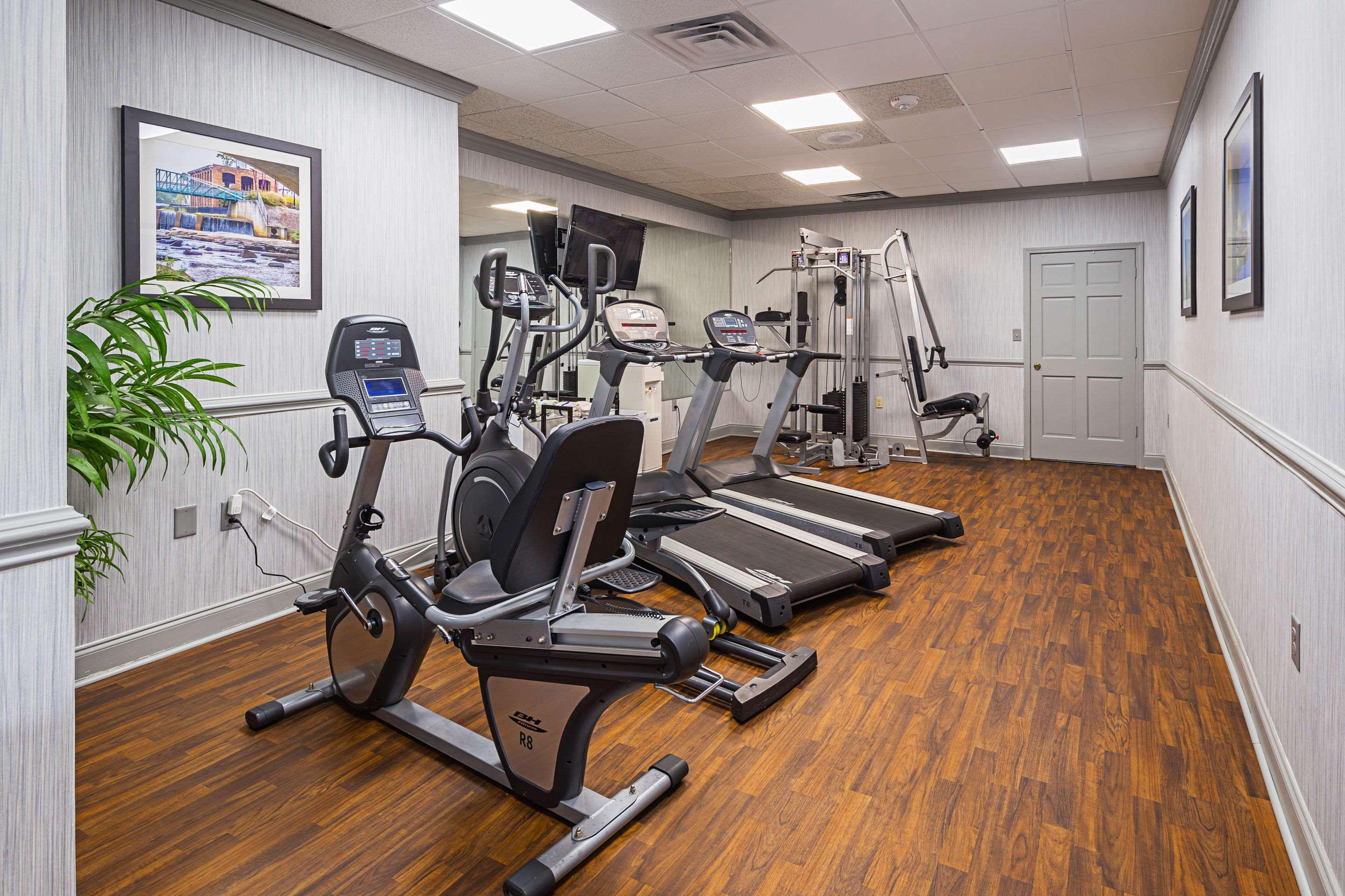 Hotel Quality & - Haywood Mall 2*