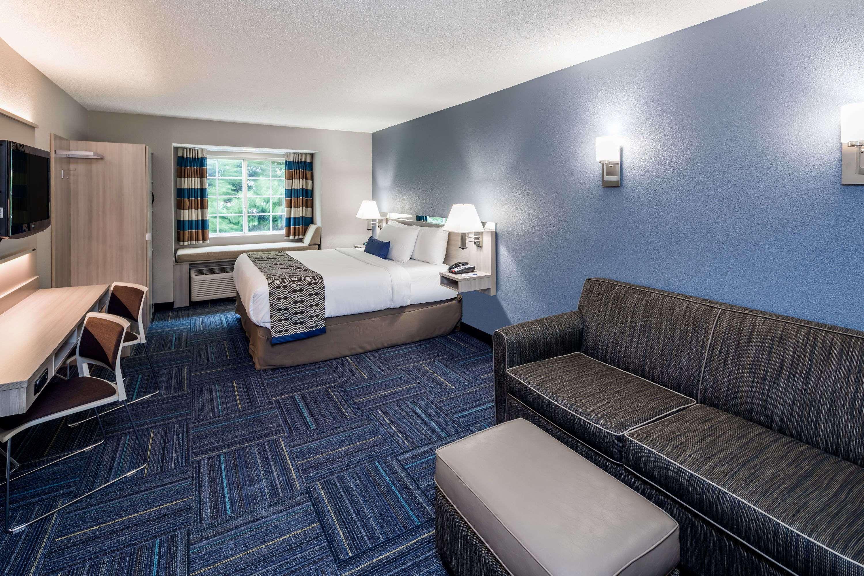 Hotel Microtel & -