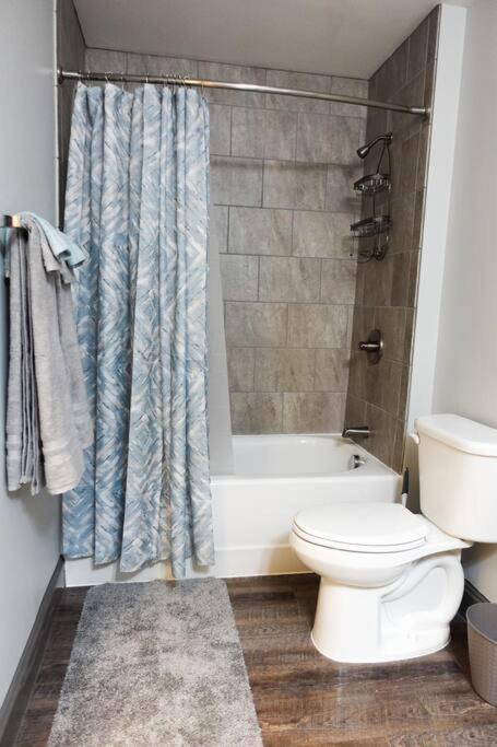 Apartment Luxury Downtown With Balcony! Greenville