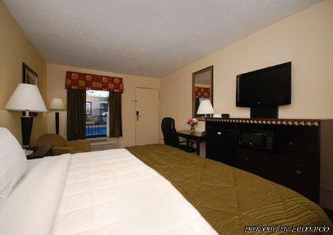 Hotel Quality & - Haywood Mall 2*
