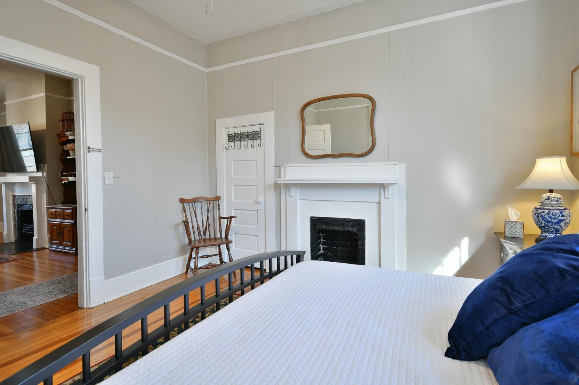 Unity Park Retreat - Walk To Unity Park, Half A Mile Away - Private Backyard! Greenville