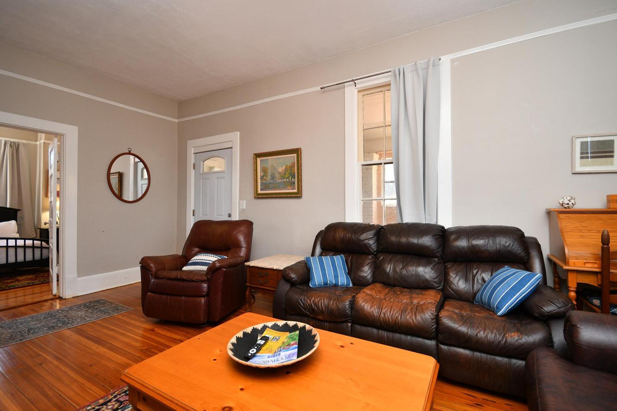 Unity Park Retreat - Walk To Unity Park, Half A Mile Away - Private Backyard! *