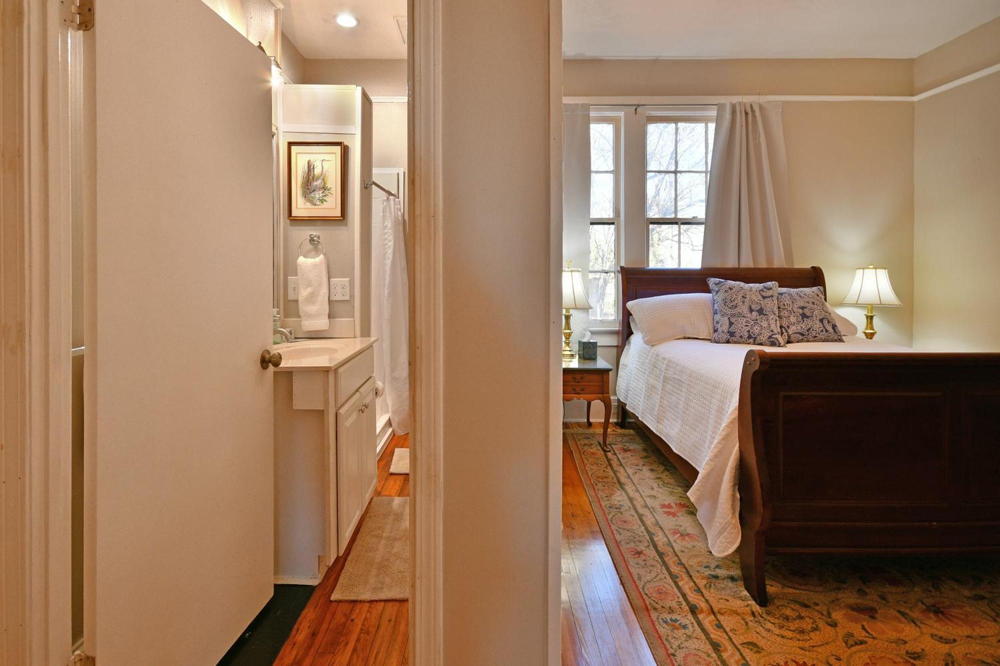 Unity Park Retreat - Walk To Unity Park, Half A Mile Away - Private Backyard! Holiday home