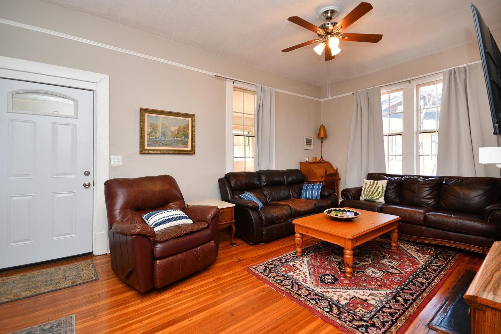 Holiday home Unity Park Retreat - Walk To Unity Park, Half A Mile Away - Private Backyard! *