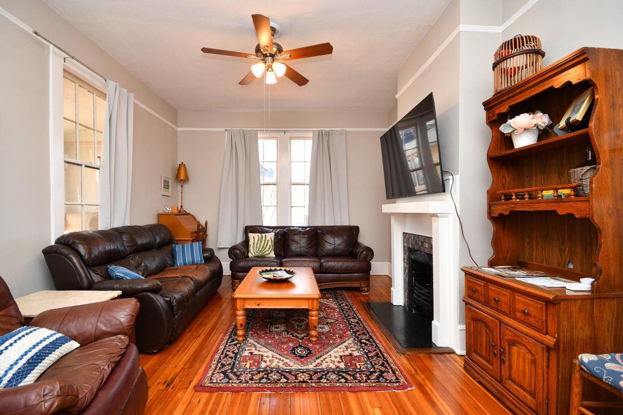 Unity Park Retreat - Walk To Unity Park, Half A Mile Away - Private Backyard! Greenville