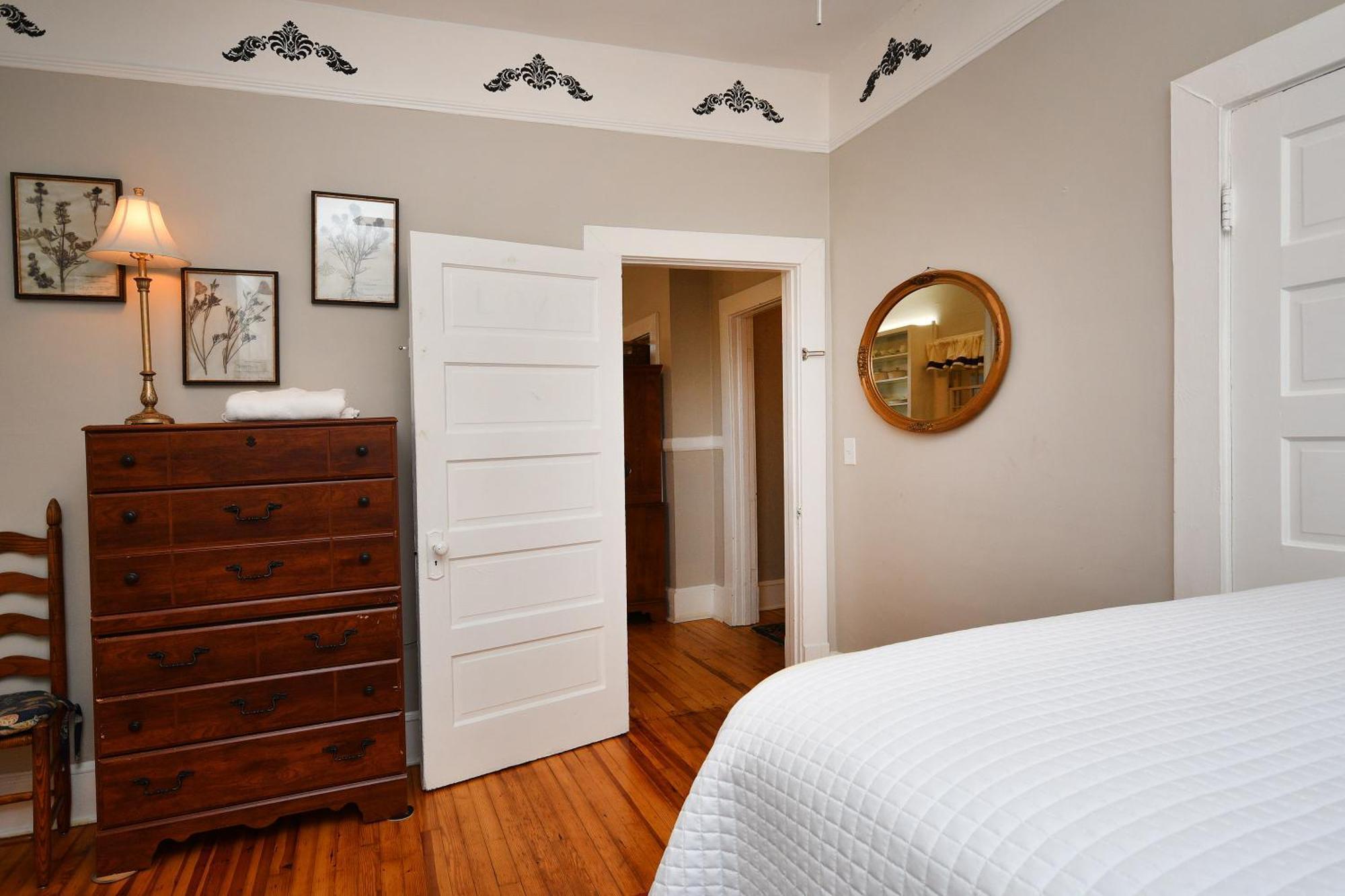 Unity Park Retreat - Walk To Unity Park, Half A Mile Away - Private Backyard! Greenville