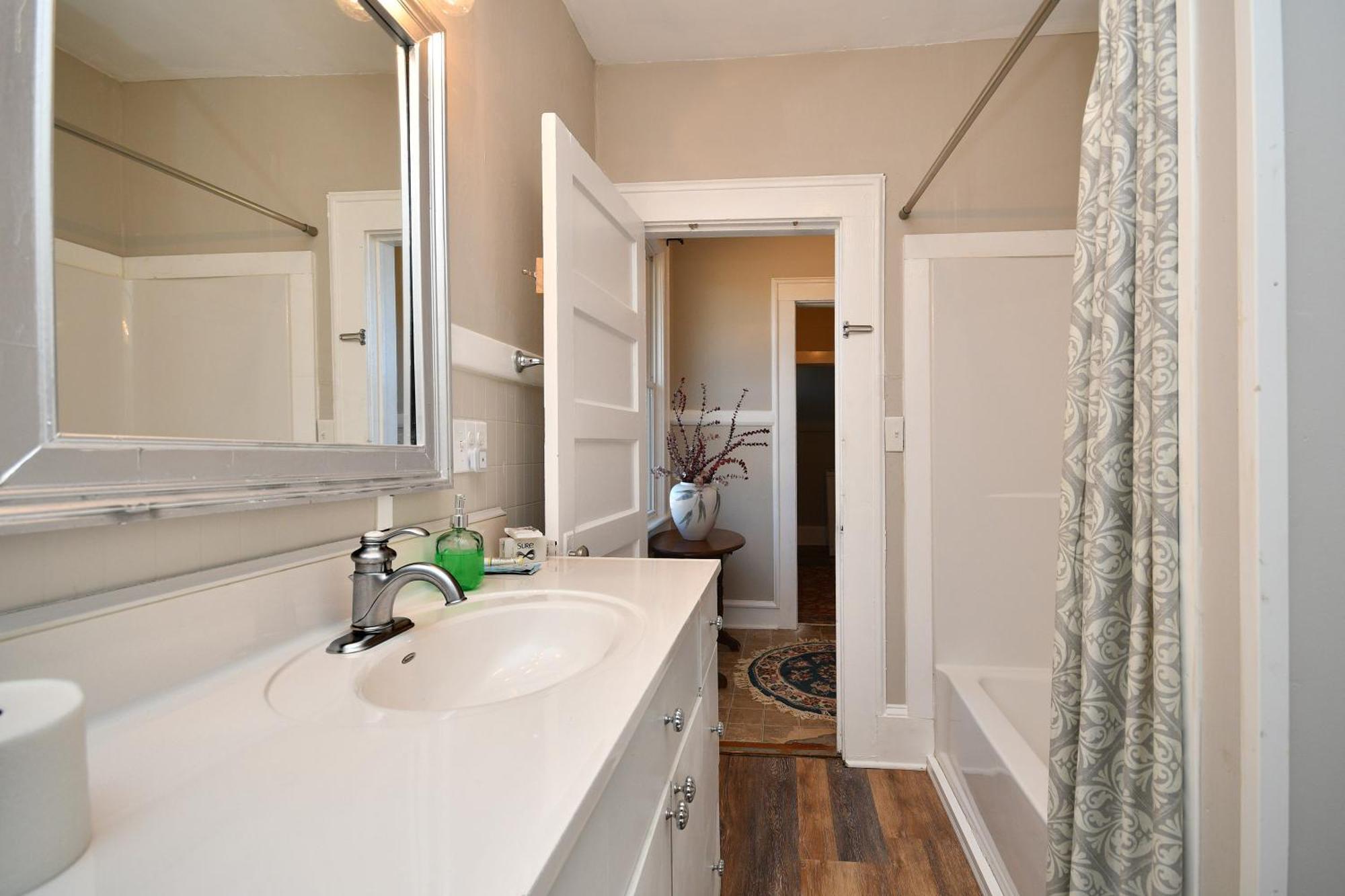 Unity Park Retreat - Walk To Unity Park, Half A Mile Away - Private Backyard! Holiday home