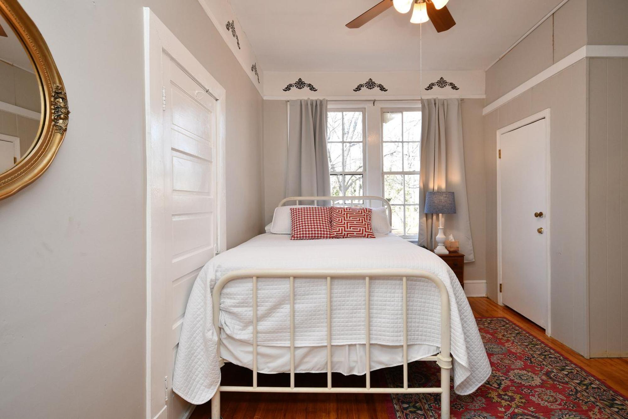 Unity Park Retreat - Walk To Unity Park, Half A Mile Away - Private Backyard! Greenville
