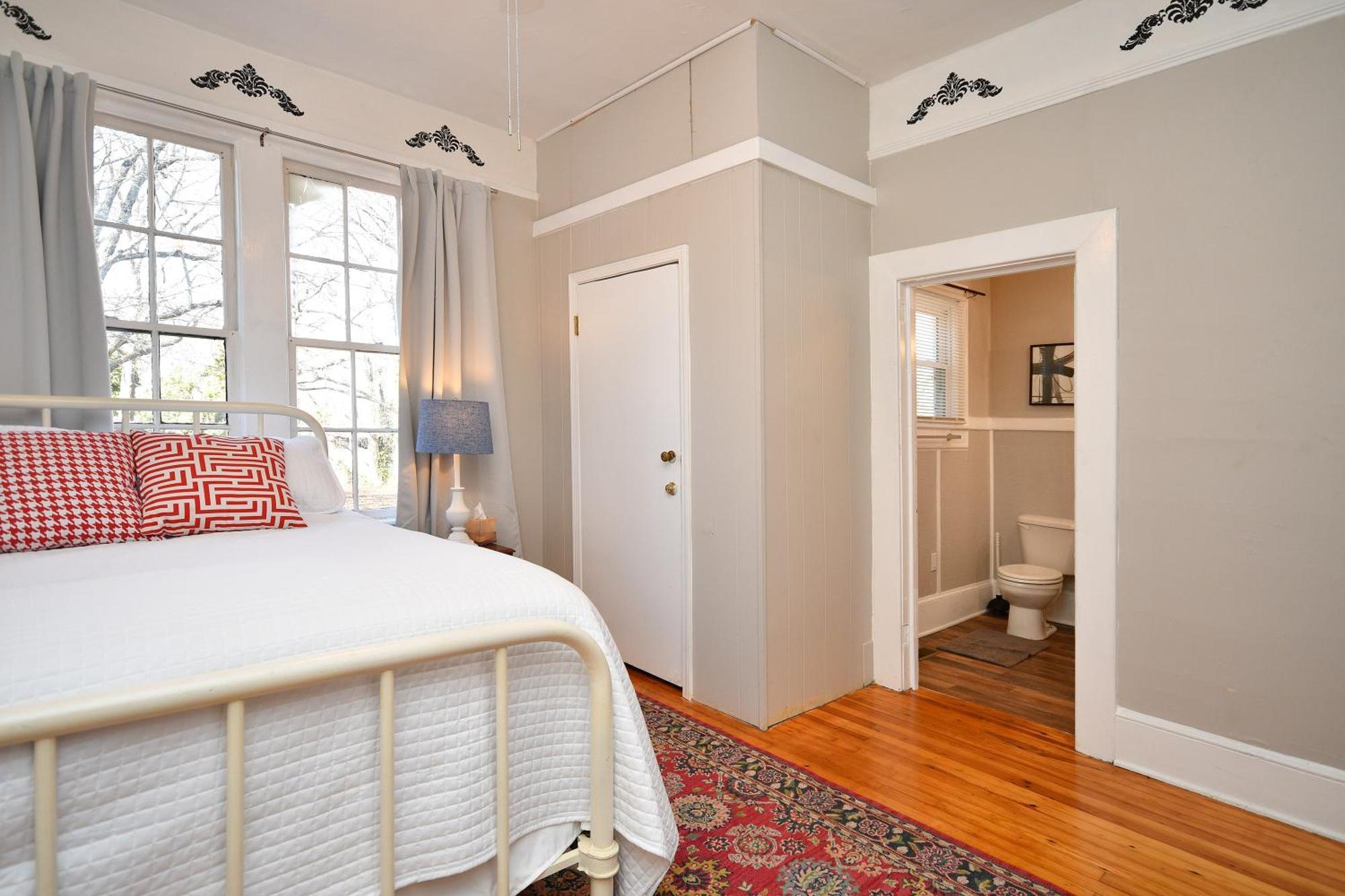 Holiday home Unity Park Retreat - Walk To Unity Park, Half A Mile Away - Private Backyard! *
