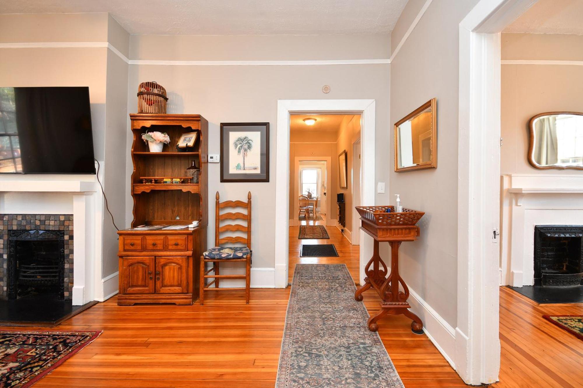 Unity Park Retreat - Walk To Unity Park, Half A Mile Away - Private Backyard! Holiday home