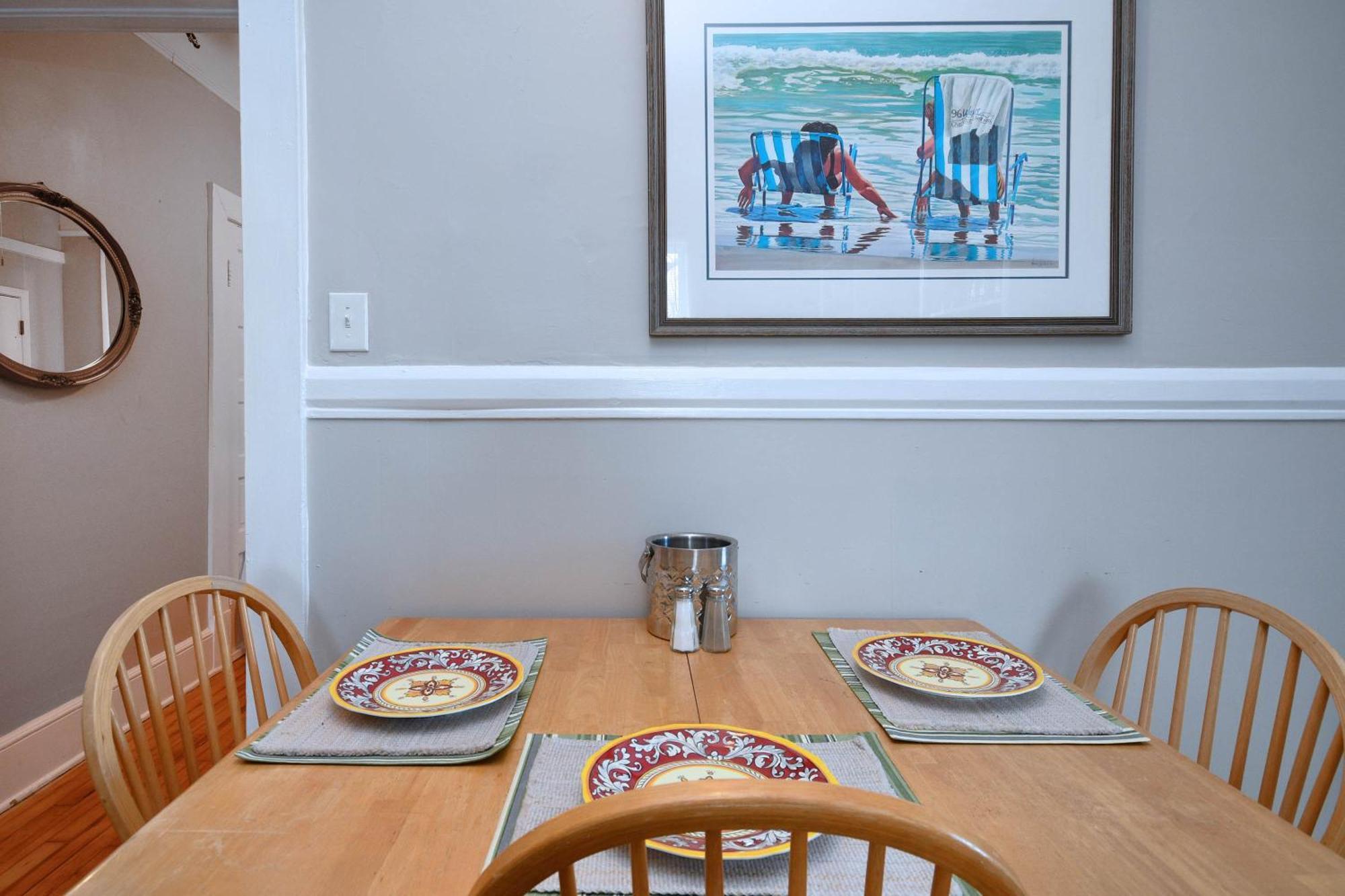 Unity Park Retreat - Walk To Unity Park, Half A Mile Away - Private Backyard! *