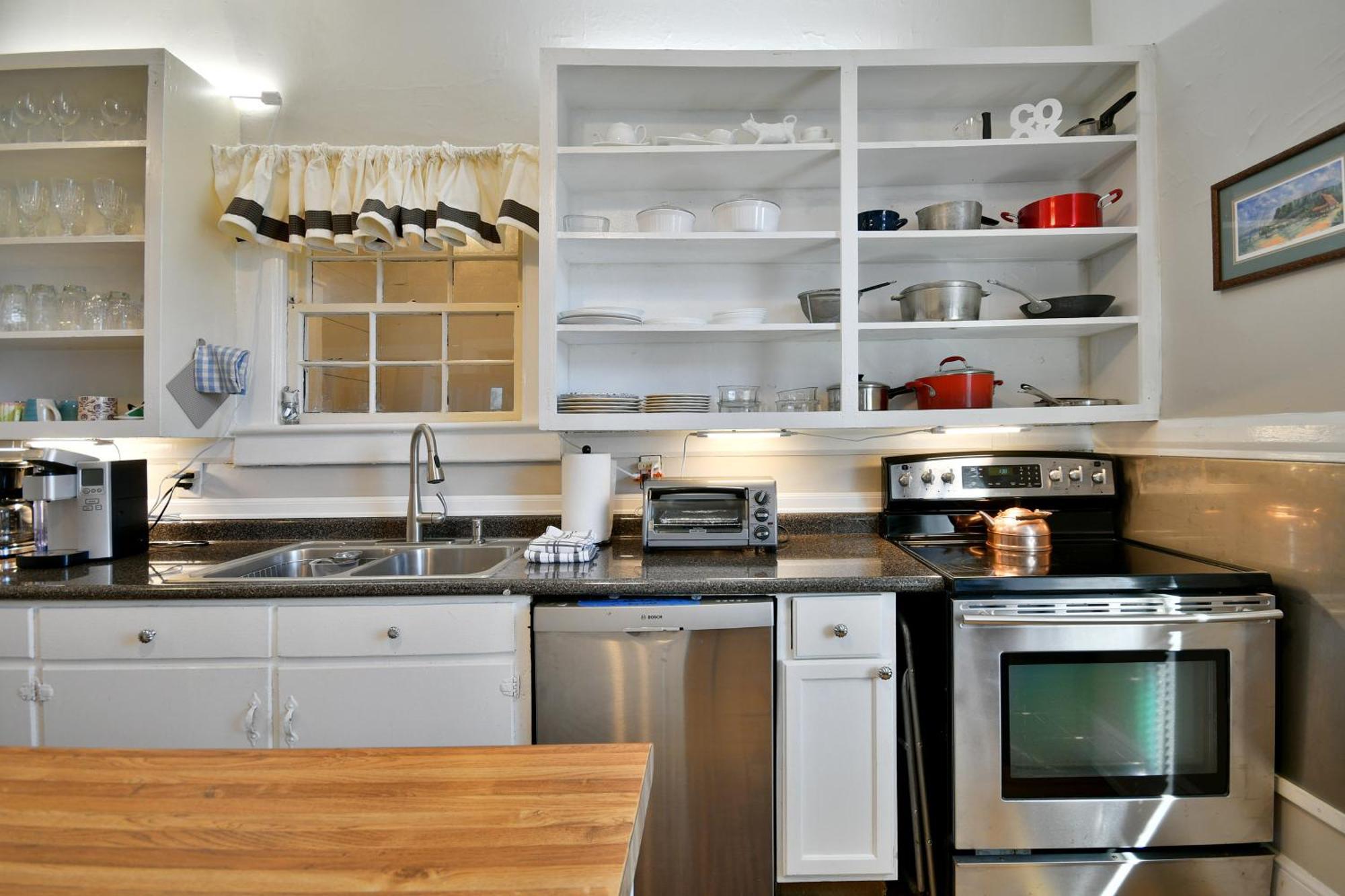 Unity Park Retreat - Walk To Unity Park, Half A Mile Away - Private Backyard! Holiday home