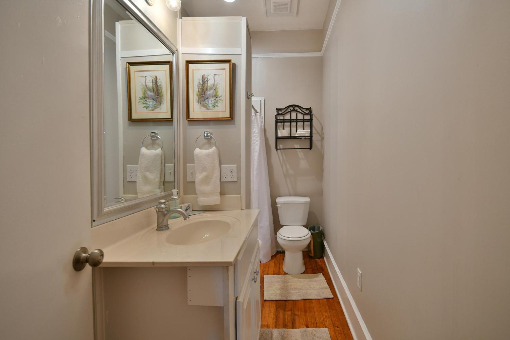 Holiday home Unity Park Retreat - Walk To Unity Park, Half A Mile Away - Private Backyard! *
