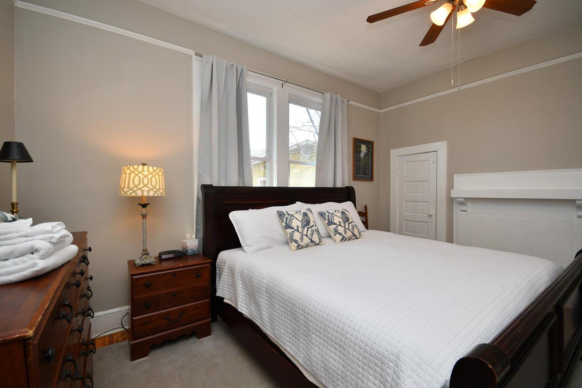 Unity Park Retreat - Walk To Unity Park, Half A Mile Away - Private Backyard! Holiday home