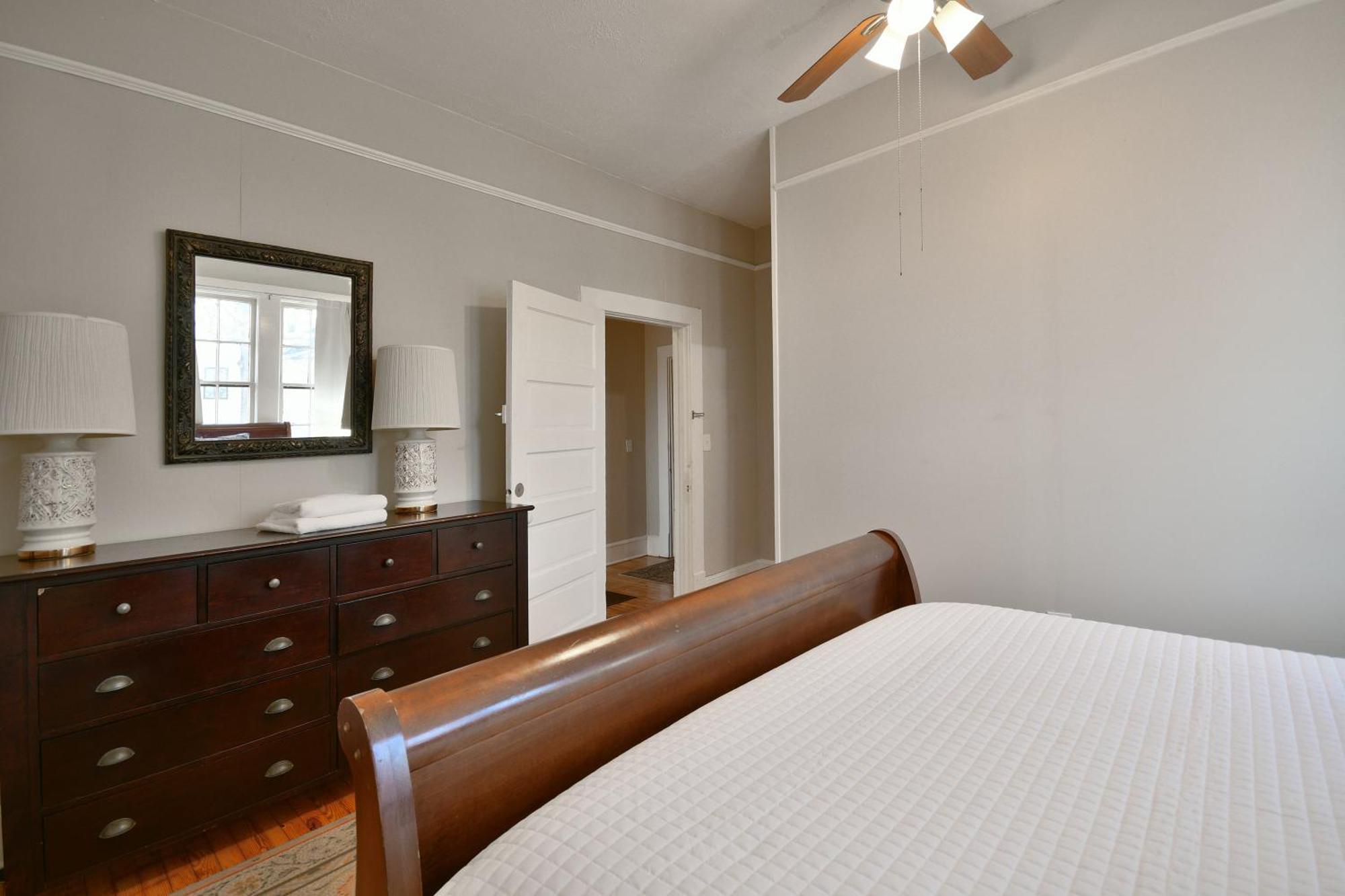 Unity Park Retreat - Walk To Unity Park, Half A Mile Away - Private Backyard! *