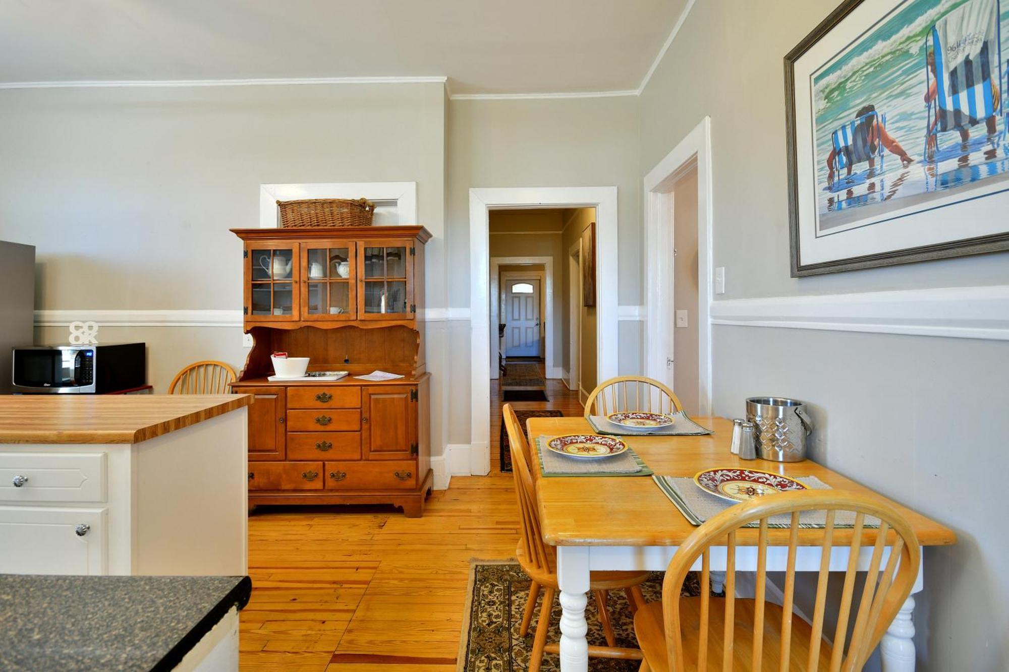 Unity Park Retreat - Walk To Unity Park, Half A Mile Away - Private Backyard! * Greenville