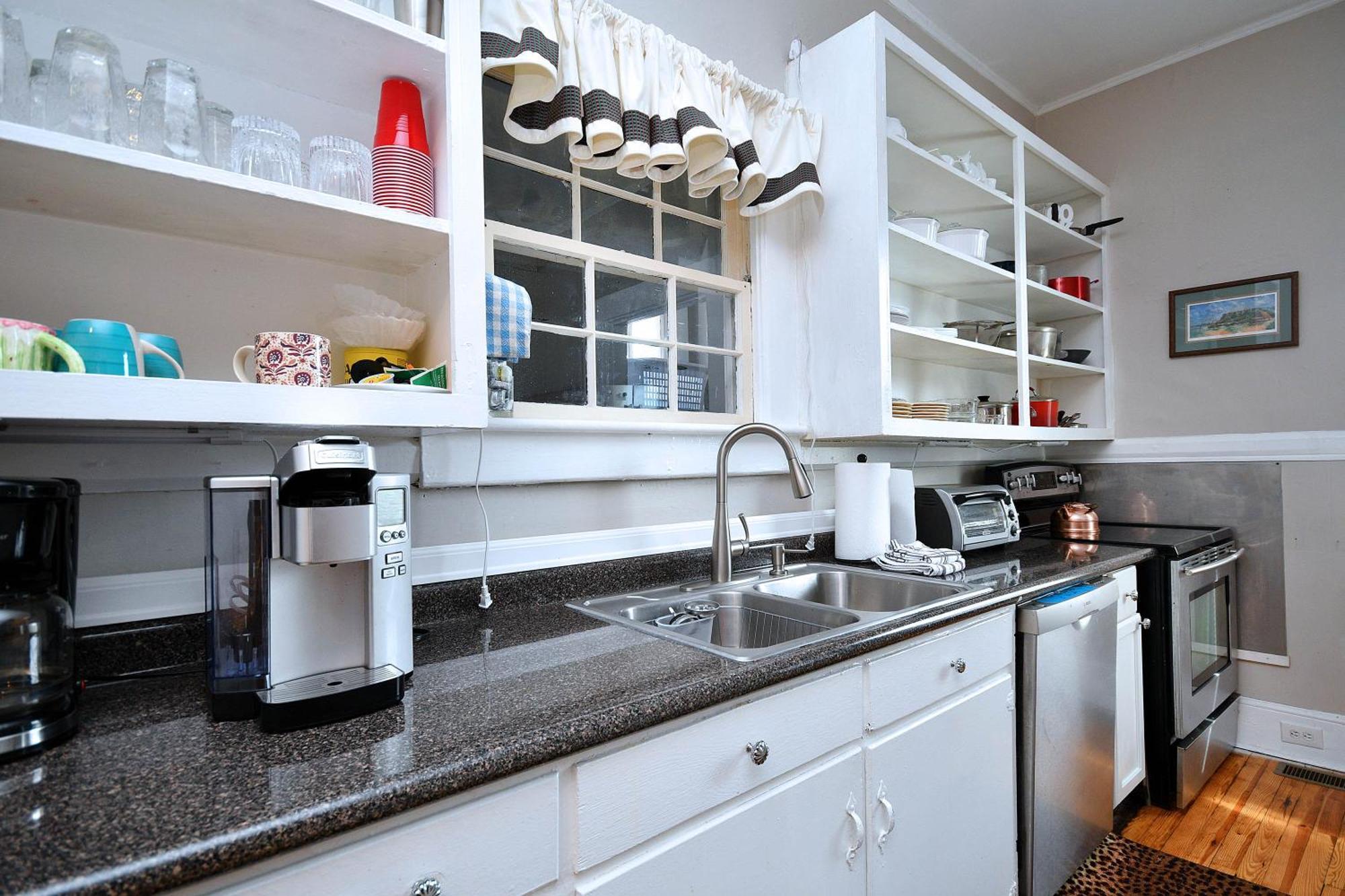 Holiday home Unity Park Retreat - Walk To Unity Park, Half A Mile Away - Private Backyard!