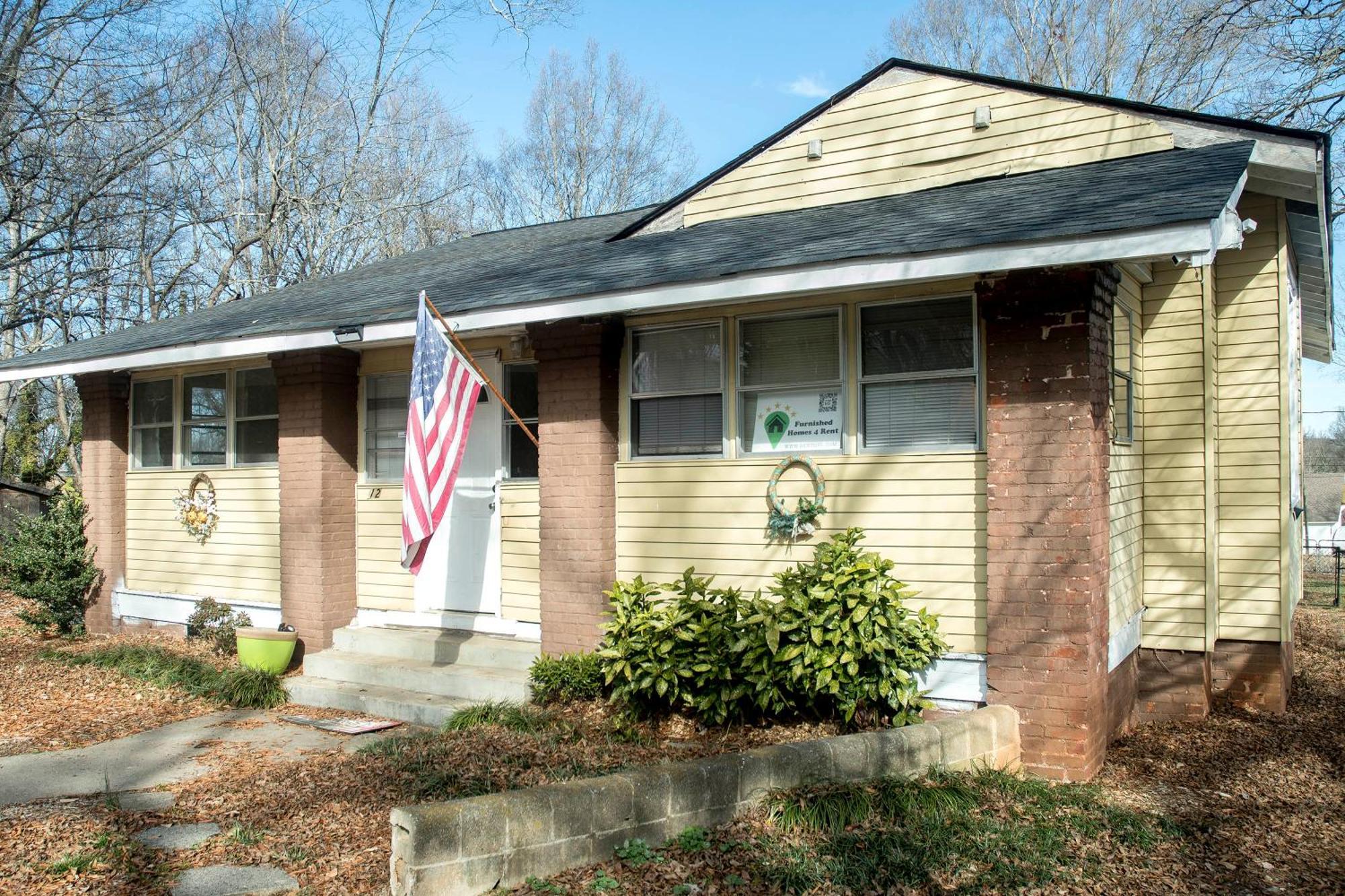 Unity Park Retreat - Walk To Unity Park, Half A Mile Away - Private Backyard!
