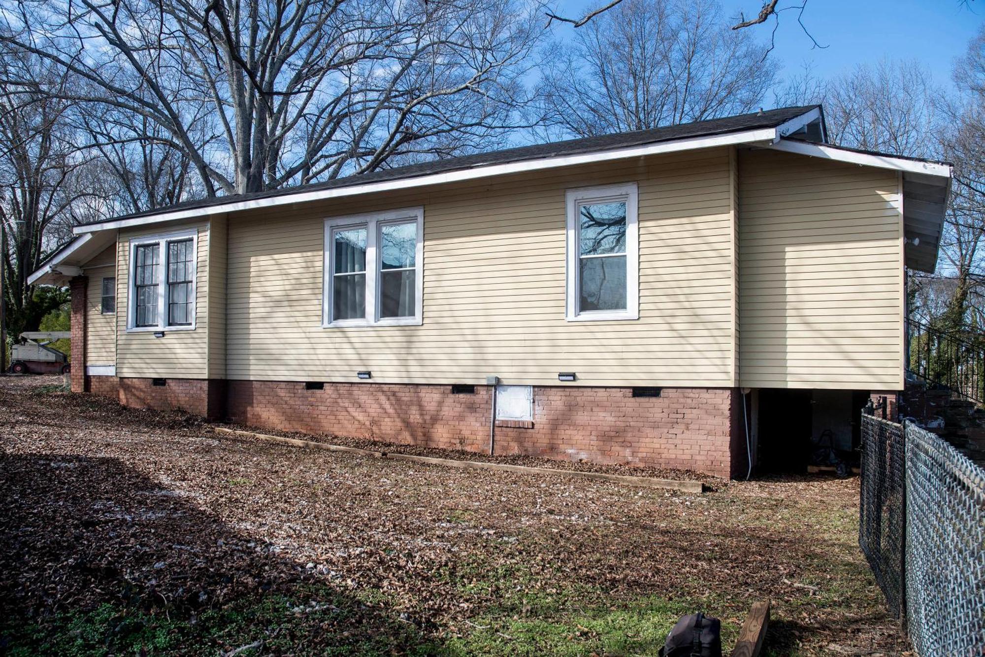Unity Park Retreat - Walk To Unity Park, Half A Mile Away - Private Backyard! * Greenville