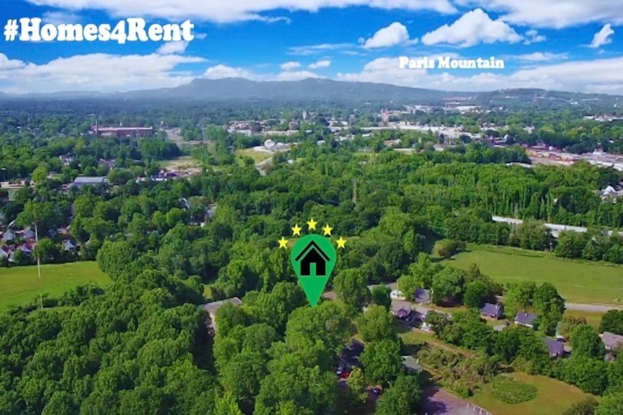 Unity Park Retreat - Walk To Unity Park, Half A Mile Away - Private Backyard! Holiday home