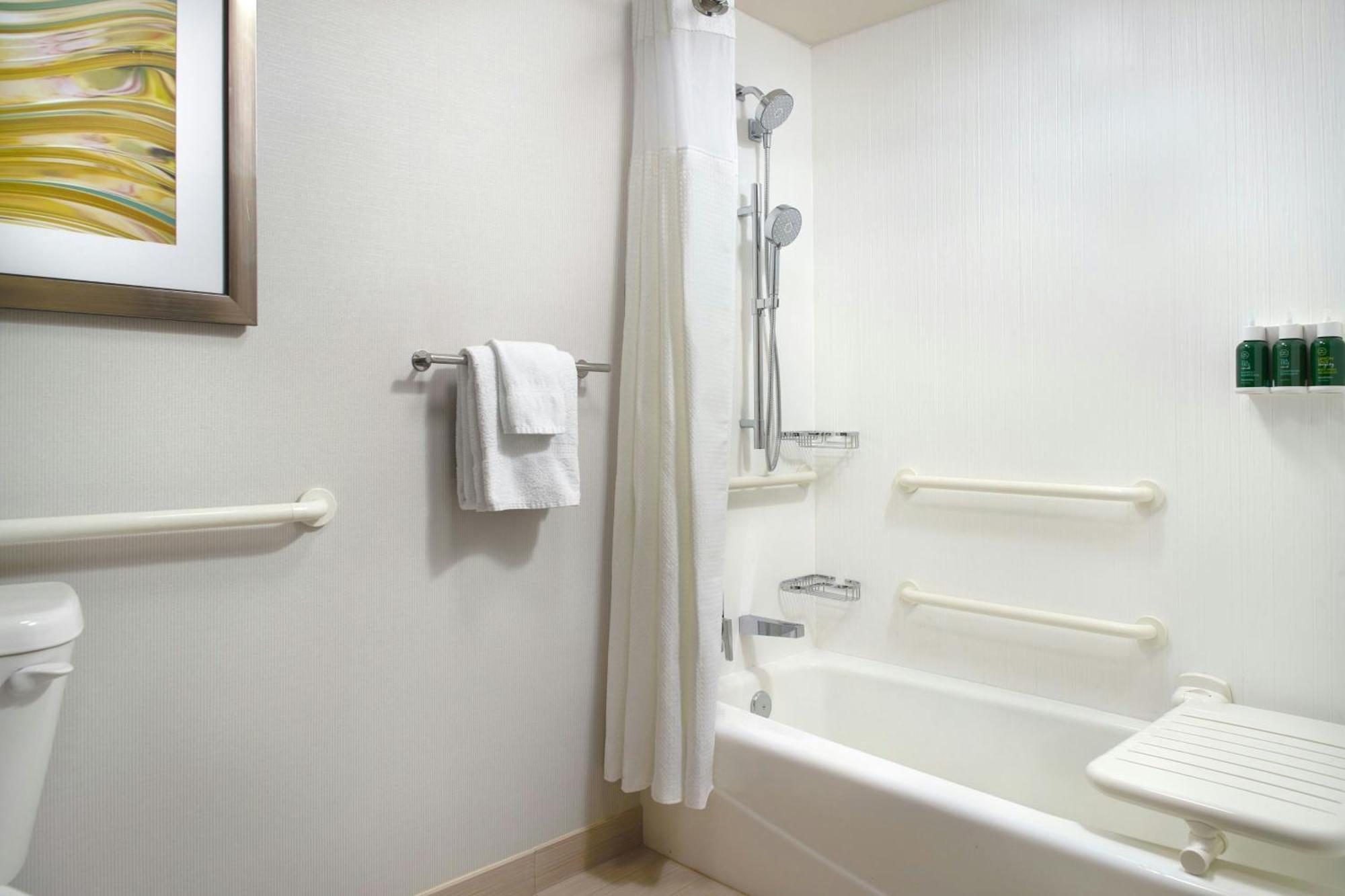 Courtyard Haywood Mall 3*
