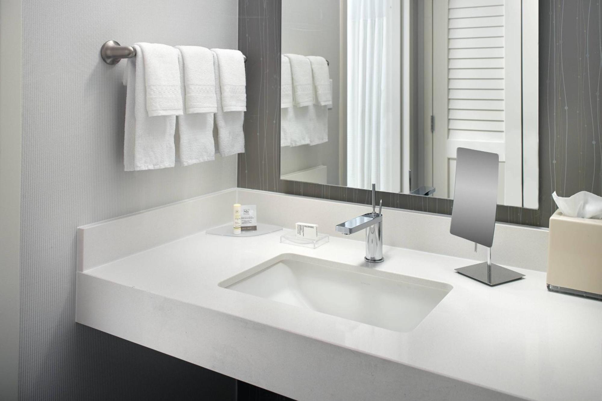 Courtyard Haywood Mall Hotel 3*