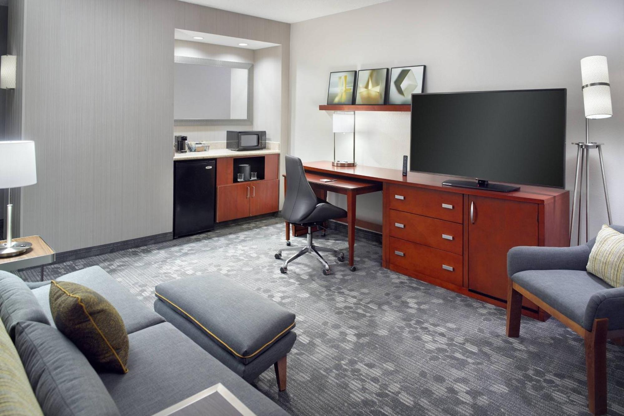 Courtyard Haywood Mall 3*