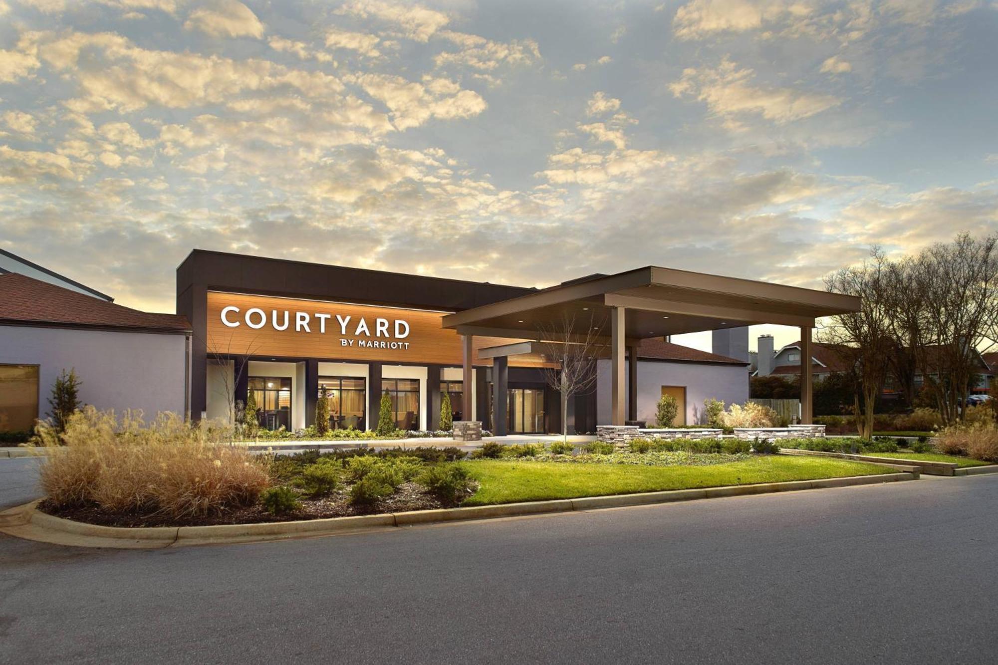 Courtyard Haywood Mall Hotel 3*