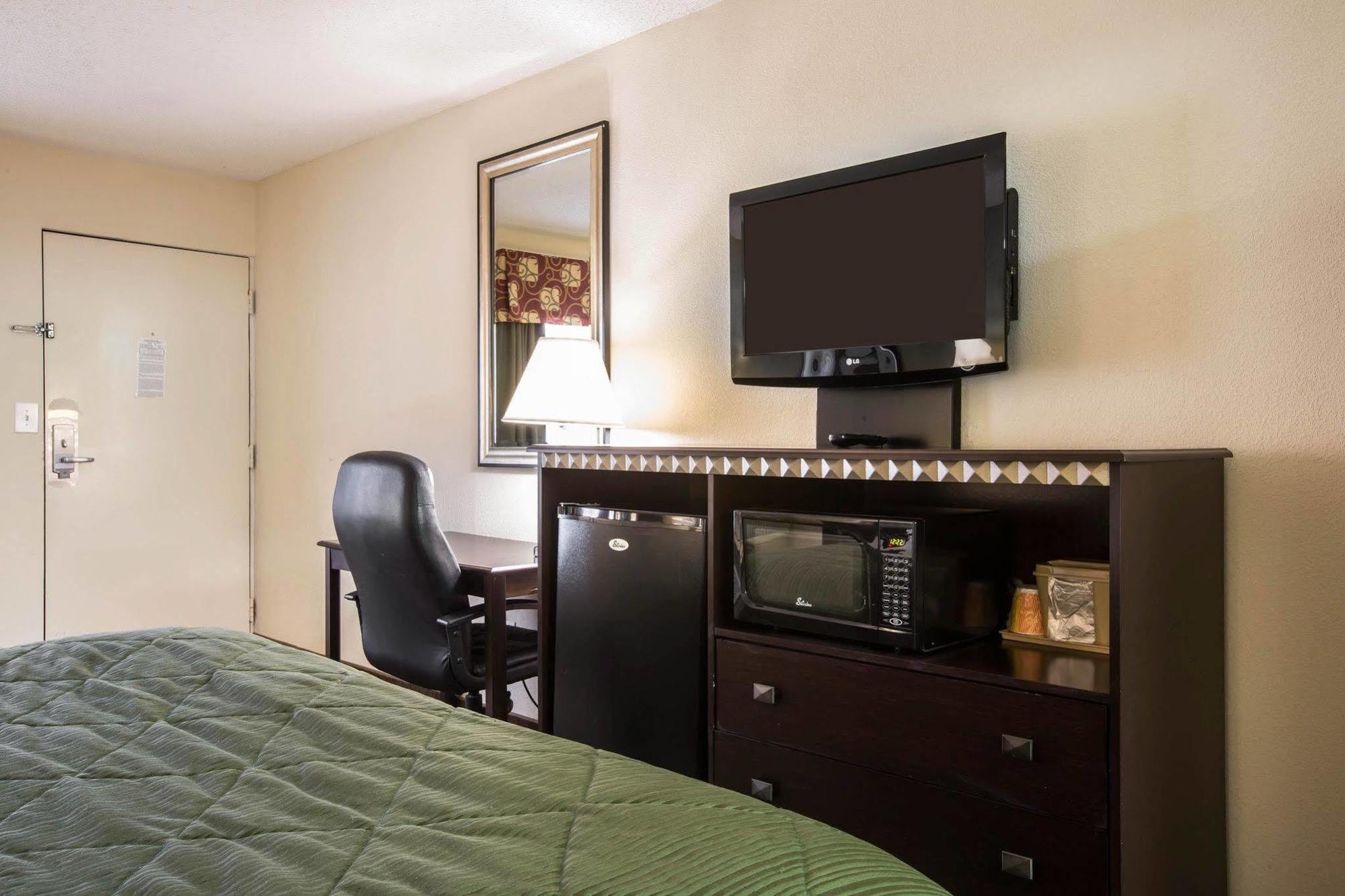 Quality & - Haywood Mall Hotel 2*