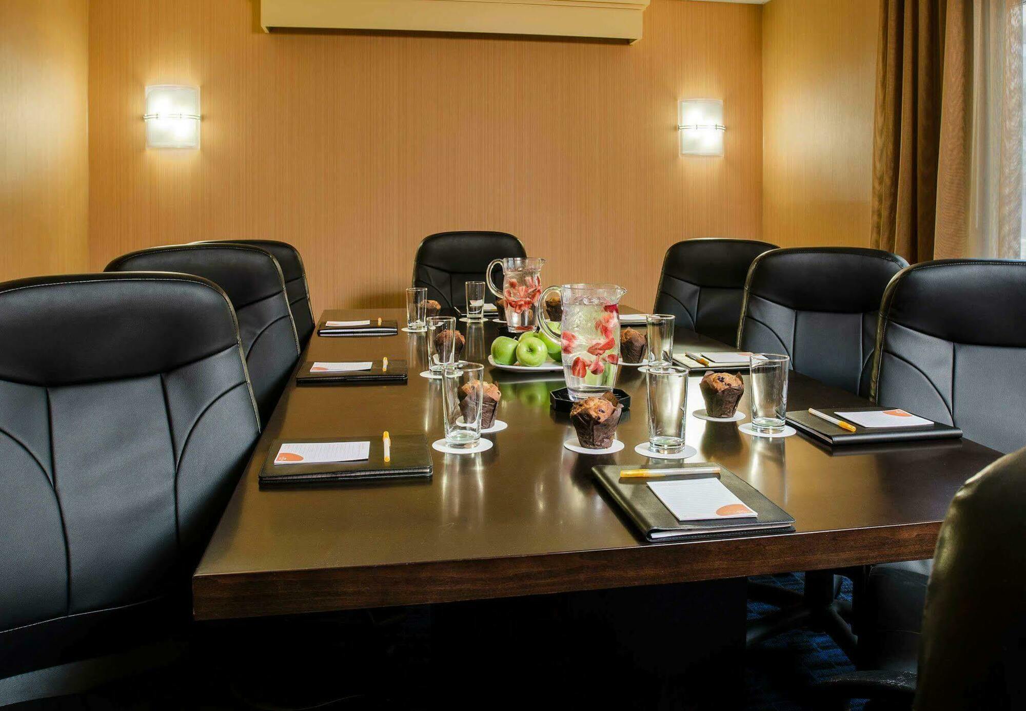 Courtyard Haywood Mall 3*