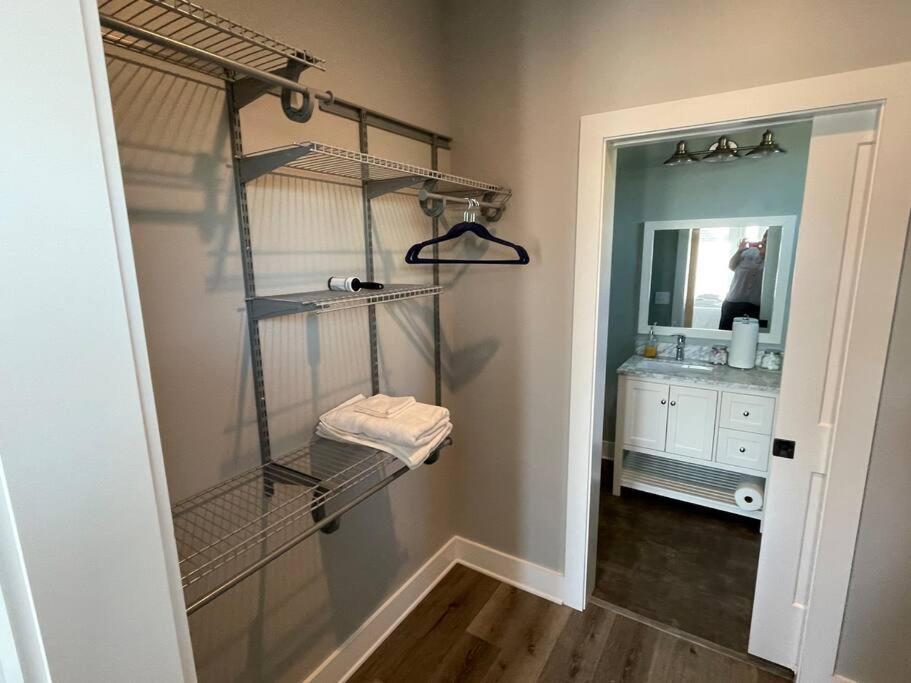 Pet Friendly Wi-fi Luxury Gated Community Downtown *