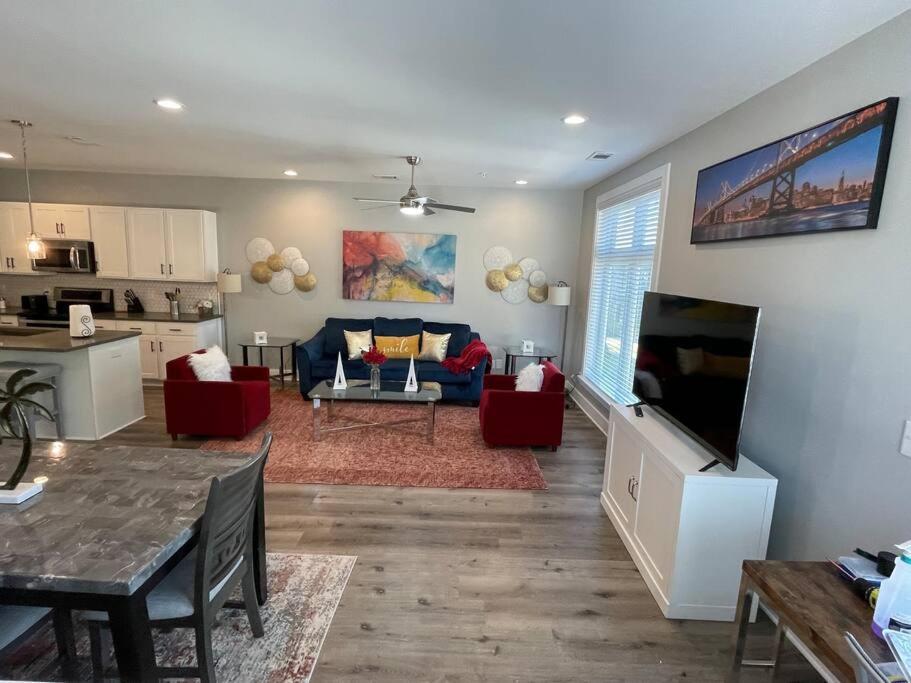Pet Friendly Wi-fi Luxury Gated Community Downtown Apartment Greenville